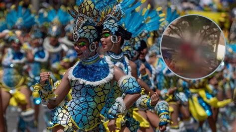 desfile de mujeres desnudas